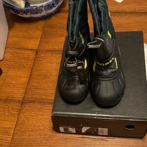 New with tags children’s flurry insulated boots by Sorel size 9